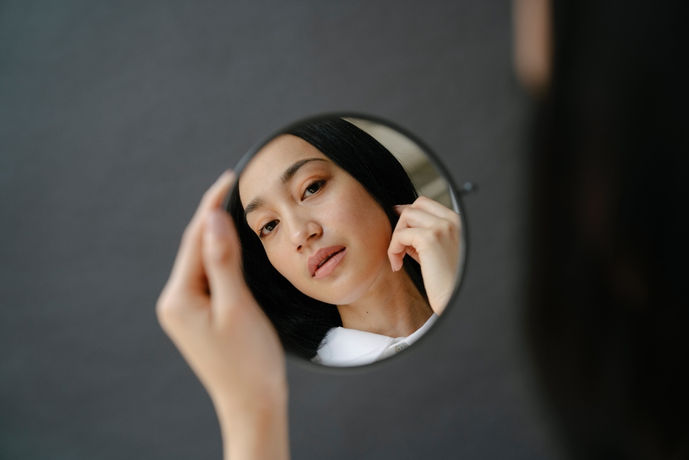 Mujer con espejo eliminar comedones