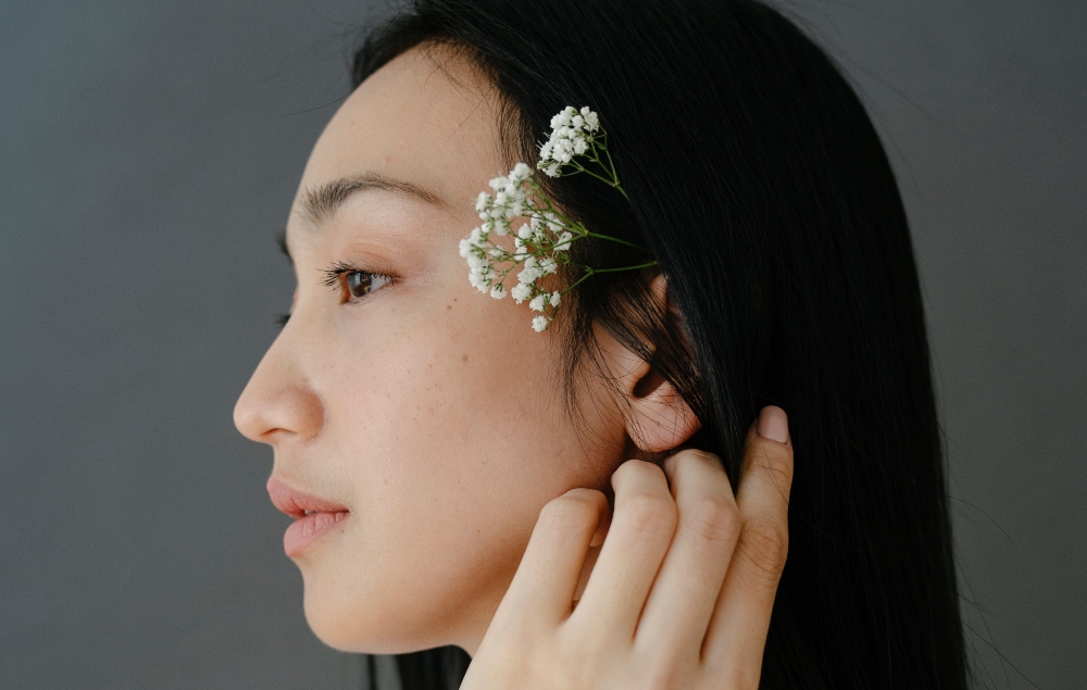 Mujer lateral con flores eliminar comedones